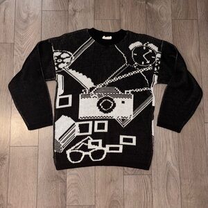 90’s Vintage Black and White Graphic Sweater